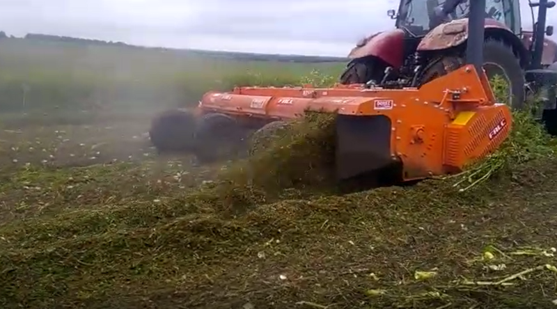 Broyeur-andaineur dans un couvert dédié à la méthanisation