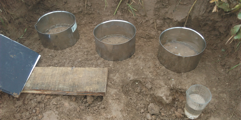 Dispositif de mesure de la vitesse d'infiltration de l'eau à saturation - test Beer can